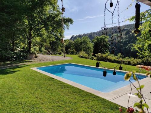马尔科-德卡纳维泽斯Traumhaftes Landhaus mit Zugang zum Fluss的一个带秋千的庭院内的游泳池