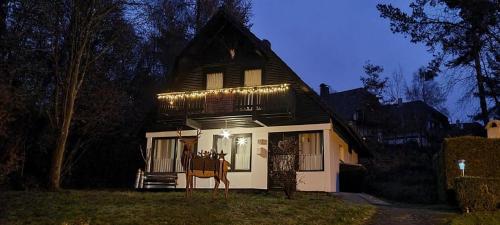 una casa con la statua di un cavallo davanti di Ferienhaus für 2 Personen ca 75 m in Frankenau, Hessen Hessisches Bergland a Frankenau