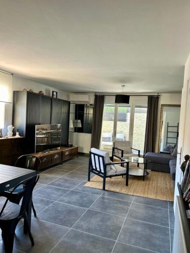 un salon avec un canapé et une table dans l'établissement Maison de charme idéalement située, à Cannes