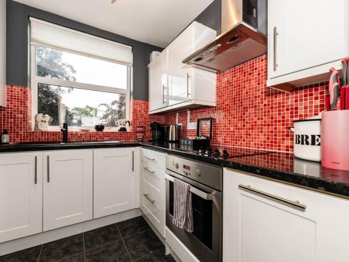 Dapur atau dapur kecil di Pass the Keys City Convenience The Complete Package Teddington