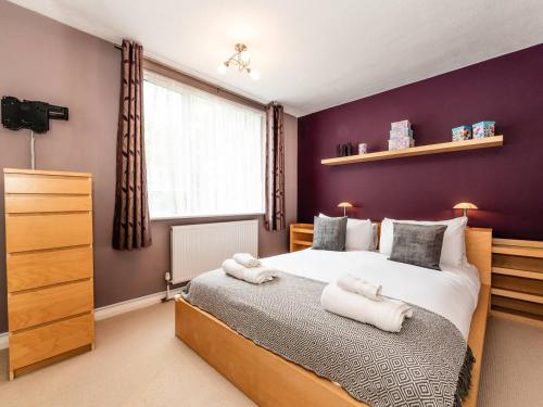 Katil atau katil-katil dalam bilik di Pass the Keys City Convenience The Complete Package Teddington