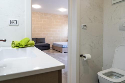 Et badeværelse på Casa Vacanza Mario 2D a 180 mt dal mare di Punta Prosciutto