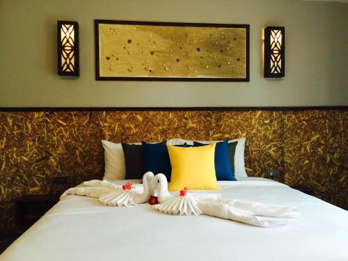 The Hip Resort @ Phi Phi tesisinde bir odada yatak veya yataklar