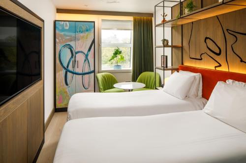 Ein Bett oder Betten in einem Zimmer der Unterkunft ibis Styles Edinburgh St Andrew Square