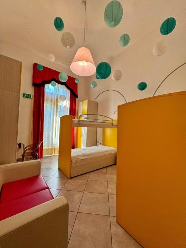 a room with a bedroom with a bed and a table at Auberge de la Gare - Dortoir & Ostello in Hone