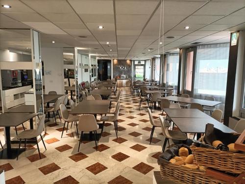Reštaurácia alebo iné gastronomické zariadenie v ubytovaní Hotel Everest Arco