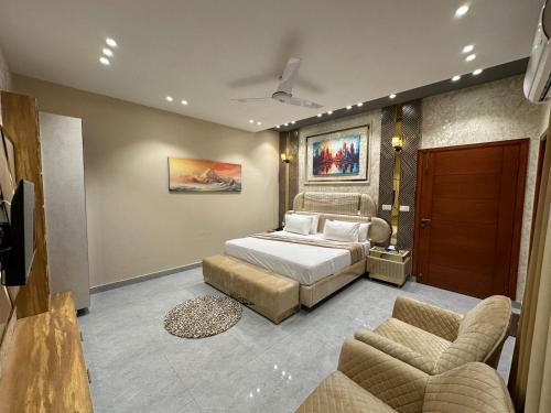 Postel nebo postele na pokoji v ubytování Multan Swiss Hotel