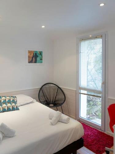 une chambre avec un grand lit et une fenêtre dans l'établissement Jolie maison proche des quais à Vannes, à Vannes
