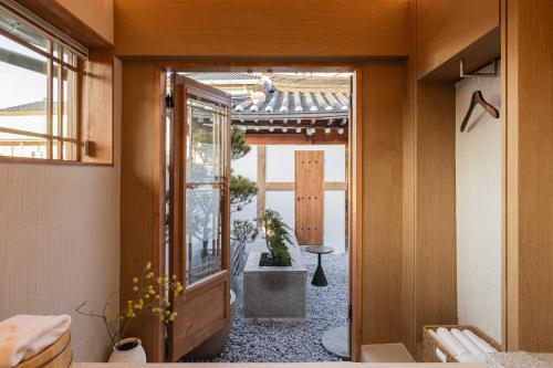 Luxury hanok with private bathtub - SN18_3