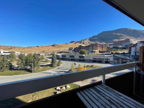 une vue d'une ville depuis un balcon dans l'établissement Homency - Résidence aux Bergers B502, à L'Alpe-d'Huez