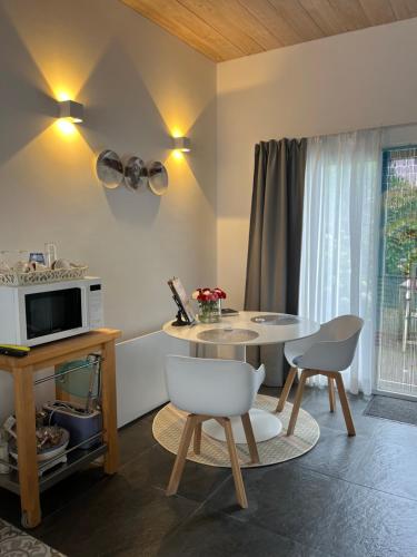 Galeriebild der Unterkunft Gastenverblijf 'T EINDE sfeer - privé terras - airco in Elsloo