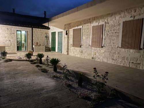 een terras van een huis met planten ervoor bij Casa San Vito in Modica