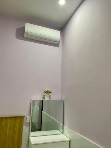 a room with a white wall with a air conditioner at NHÀ MÁ TOÁN - Bảo Lộc in Ấp Tân Hà