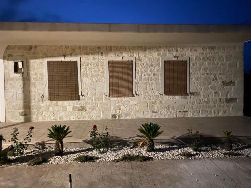 een gebouw met ramen en planten ervoor bij Casa San Vito in Modica