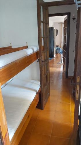 Cette chambre comprend 2 lits superposés et un couloir. dans l'établissement St Cyr sur mer appart 6pers avec jardin et parking A 30m de la plage, à Saint-Cyr-sur-Mer