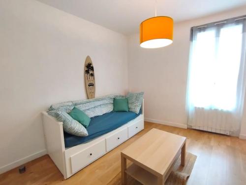 un salon avec un canapé et une table dans l'établissement Le Floride Jolie studio à Poitiers FIBRE, à Poitiers