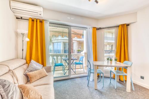 un salon avec un canapé et une table dans l'établissement Victoria Beach, à Menton