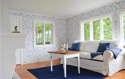 Ruang duduk di Stunning Home In Gislaved With Wifi