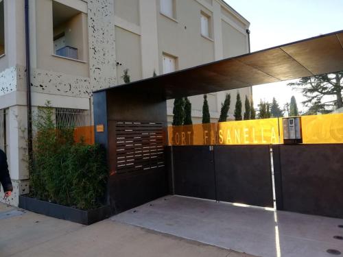 a building with a sign that reads not anesthesia at Luna in Toscolano Maderno