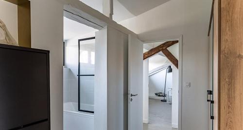 Cette chambre dispose d'une porte menant à une salle de bains. dans l'établissement Loft 92 - Avec belle terrasse proche de Paris, à Ville-dʼAvray