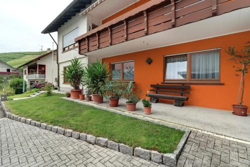 a house with a bench and plants in front of it at Ferienwohnung Käshammer in Kappelrodeck