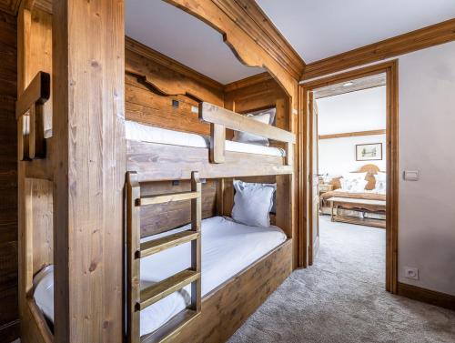 Una cama o camas en una habitación de Hôtel Les Peupliers