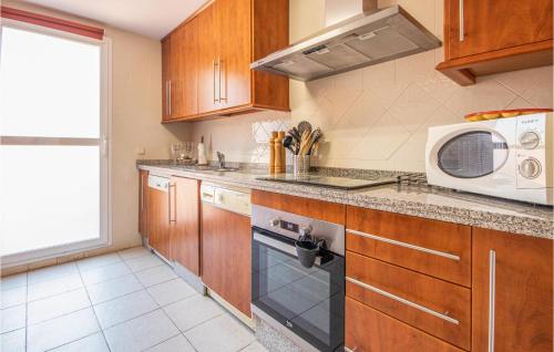 Awesome Apartment In Elviria With Wifi