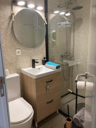 Un baño con inodoro, lavabo y ducha. en Vila Alegre, en Fuseta