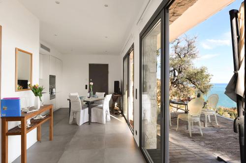une salle à manger avec vue sur l'océan dans l'établissement Villa Laetitia Private Pool, à Roquebrune-Cap-Martin