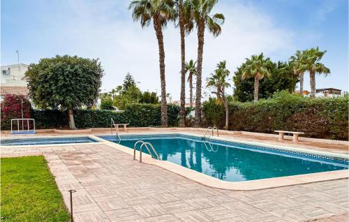 una piscina en un patio con palmeras en Nice Home In Los Narejos With Wifi, en Los Narejos
