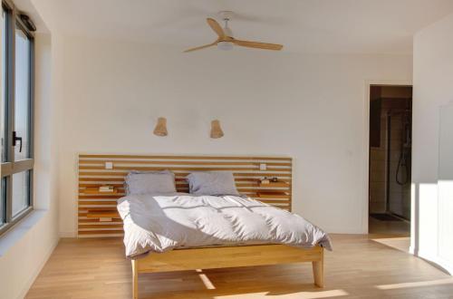 une chambre avec un lit avec une tête de lit en bois dans l'établissement GuestReady - Séjour lumineux et élégant à Bordeaux, à Bordeaux