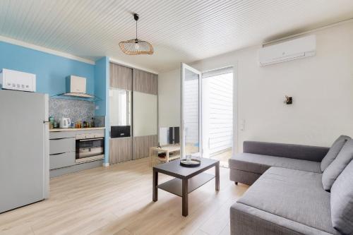 un salon avec un canapé et une table dans l'établissement Appartement pour 2 quartier de La Chaume, à Les Sables-dʼOlonne