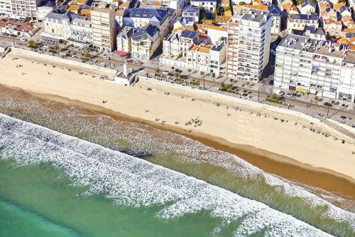 une vue aérienne d'une plage et de l'océan dans l'établissement Appartement pour 2 quartier de La Chaume, à Les Sables-dʼOlonne
