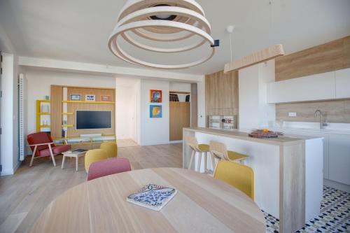 une cuisine et un salon avec une table et des chaises dans l'établissement GuestReady - Séjour lumineux et élégant à Bordeaux, à Bordeaux