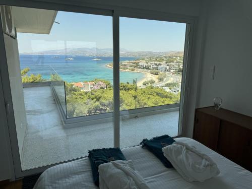 Ένα ή περισσότερα κρεβάτια σε δωμάτιο στο Luxurious 2-Bed Seaside Apartment in Saronida
