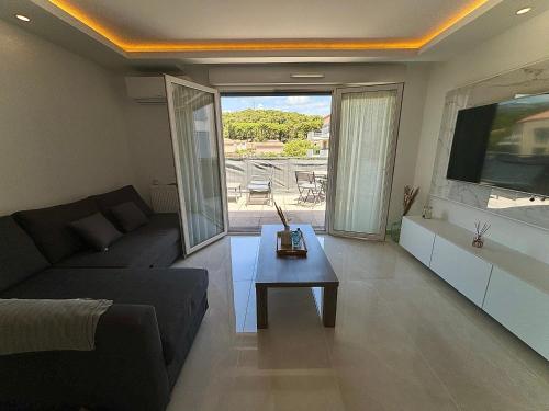 un salon avec un canapé et une table dans l'établissement Appartement Cosy avec Piscine, à Ollioules