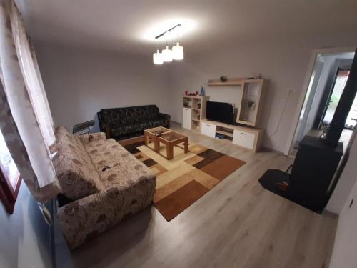 un salon avec un canapé et une table dans l'établissement Big Villa for a familly!!, à Hadžići