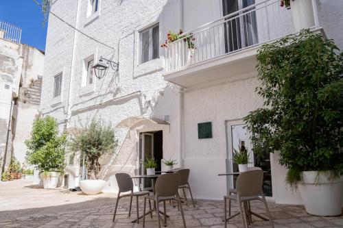 a table and chairs in front of a building at Innesto Rooms - Monopoli in Monopoli