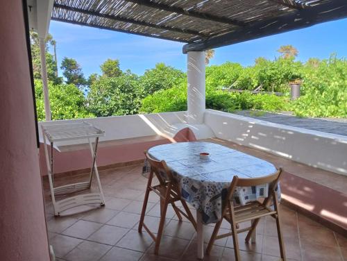 a patio with a table and chairs on a balcony at A casa Di Fabrizio Appartamento Il Forno in Filicudi