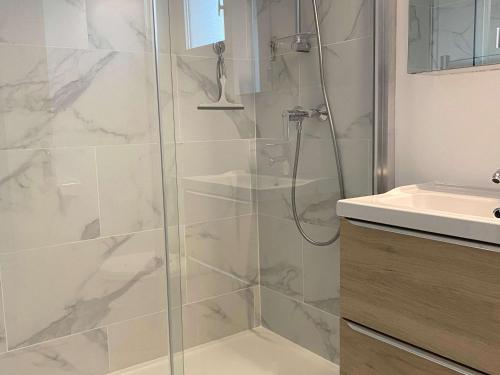 une salle de bain avec douche et lavabo dans l'établissement Studio rénové avec balcon, proche commerces, wifi et cellier privatif - Balaruc-les-Bains. - FR-1-553-13, à Balaruc-les-Bains