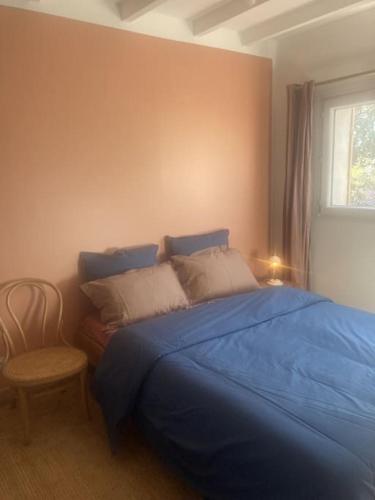une chambre avec un lit, une chaise et une fenêtre dans l'établissement Charmant T2 de 36m2 en Provence, à Fréjus