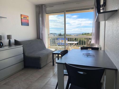 Photo de la galerie de l'établissement T1 équipé avec balcon et belle vue à Balaruc-les-Bains - FR-1-553-98, à Balaruc-les-Bains