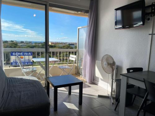 Photo de la galerie de l'établissement T1 équipé avec balcon et belle vue à Balaruc-les-Bains - FR-1-553-98, à Balaruc-les-Bains