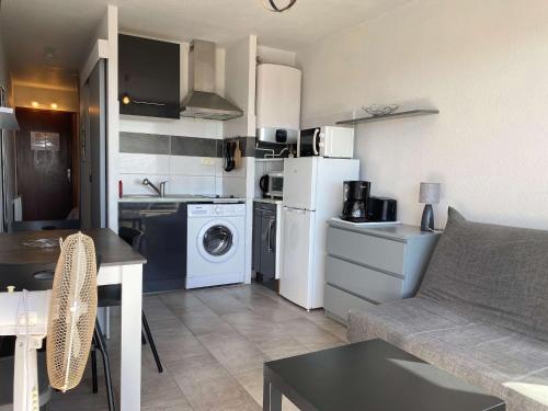 Photo de la galerie de l'établissement T1 équipé avec balcon et belle vue à Balaruc-les-Bains - FR-1-553-98, à Balaruc-les-Bains