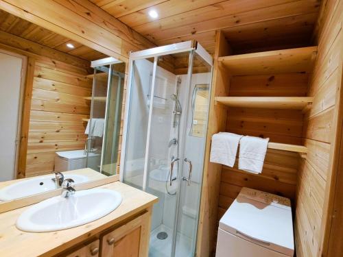 une salle de bain avec douche et lavabo dans l'établissement Studio rénové pied des pistes à Pra-Loup 1600 - FR-1-165A-29, à Uvernet