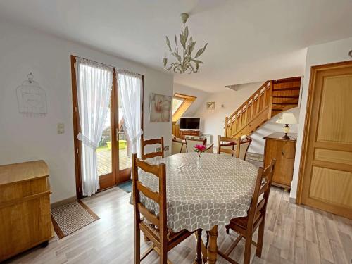 une cuisine et une salle à manger avec une table et des chaises dans l'établissement Charmant chalet avec jardin, proche plage et centre-ville de Berck, idéal pour familles avec enfants - FR-1-646-46, à Berck-sur-Mer