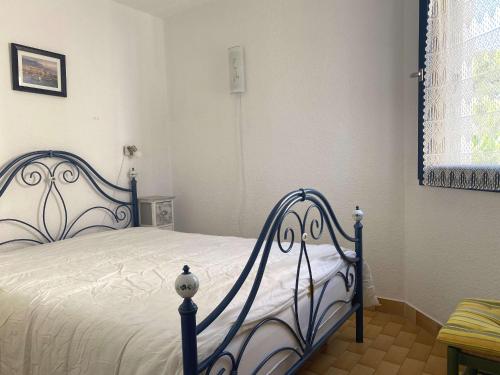 - un lit bleu et blanc dans une chambre dans l'établissement Charmant T2 avec clim et wifi, proche du port à Balaruc-les-Bains - FR-1-553-200, à Balaruc-les-Bains