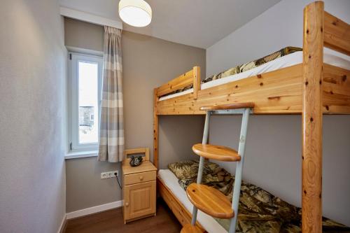 a bedroom with two bunk beds and a window at BnB-SiZ in Zeltingen-Rachtig