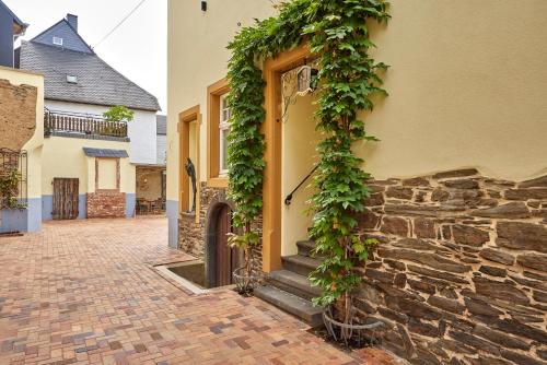 a building with ivy growing on the side of it at BnB-SiZ in Zeltingen-Rachtig