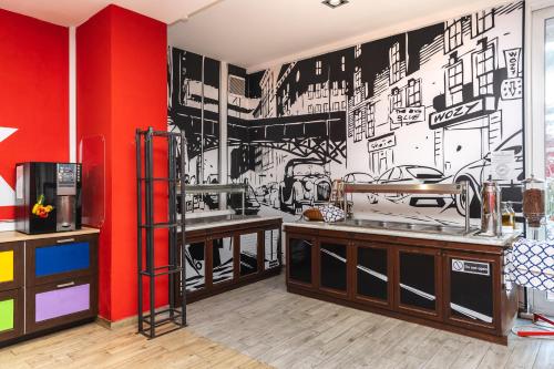 A cozinha ou cozinha compacta de Hostel Link